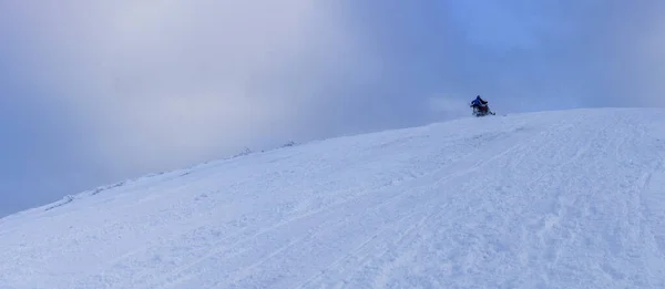 乌克兰喀尔巴阡山脉的雪地摩托车开到山顶 — 图库照片