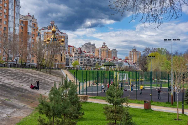 View Modern Natalka Park Embankment Obolon District Beautiful Clouds Background — Fotografia de Stock