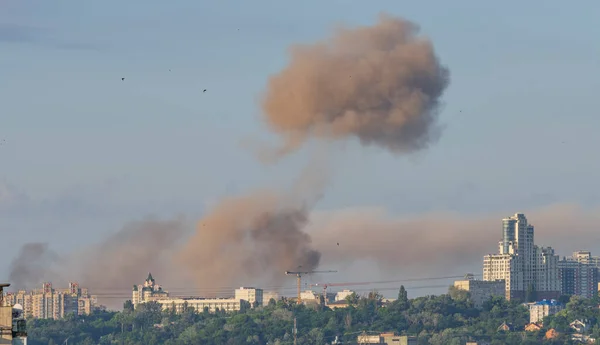 キエフウクライナ 6月26 2022 ウクライナのロシア戦争中のキエフへのミサイル攻撃の瞬間 — ストック写真