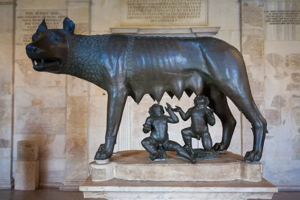 Antiguo bronce romano de la loba amamantando a romulus y remus — Foto de Stock