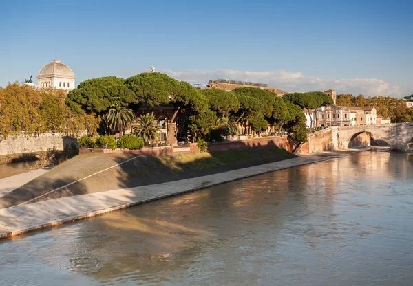 Ville de Rome - île du Tibre — Photo