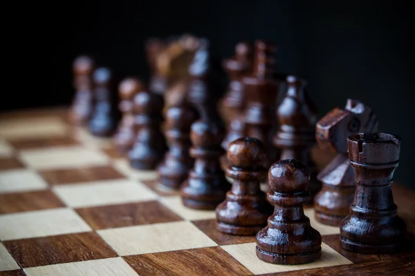 Piccoli pezzi di scacchi in legno Immagini Stock Royalty Free