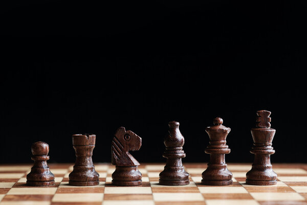 черные шахматы на борту