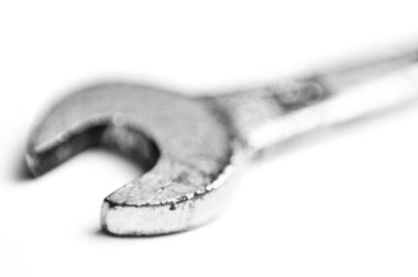 Eski İngiliz anahtarı closeup beyaz zemin üzerine izole kullanılan