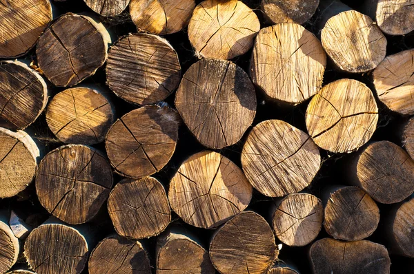 Stapel gehakt brandhout — Stockfoto