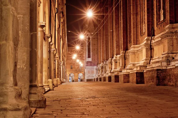 Rua da cidade velha à noite — Fotografia de Stock