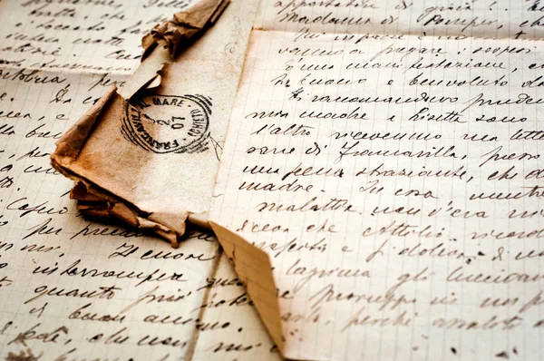 Ancienne lettre avec timbre sur vieux papier — Photo