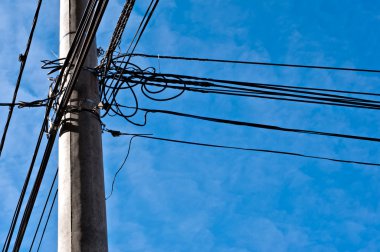 kabloları ile elektrik direği