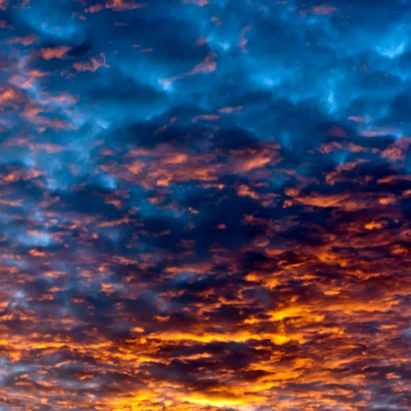 Solnedgång himlen ett moln — Stockfoto