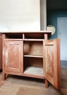 Ahşap büfenin restorasyonu, Provence tarzı masalar. Temizleme, sünger, boya kalıbı tekniğiyle boyama. Ev dekorasyonu, iç dekorasyon, mobilyalar. DIY adım adım ana sınıf, dikiş rehberi ayarlandı