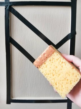 Ahşap büfenin restorasyonu, Provence tarzı masalar. Temizleme, sünger, boya kalıbı tekniğiyle boyama. Ev dekorasyonu, iç dekorasyon, mobilyalar. DIY adım adım ana sınıf, dikiş rehberi ayarlandı