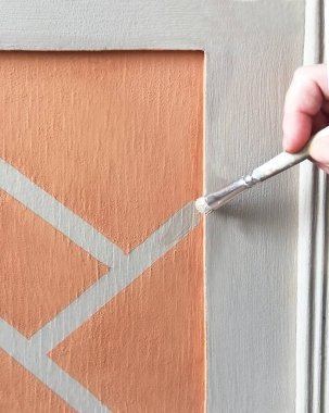Ahşap büfenin restorasyonu, Provence tarzı masalar. Temizleme, sünger, boya kalıbı tekniğiyle boyama. Ev dekorasyonu, iç dekorasyon, mobilyalar. DIY adım adım ana sınıf, dikiş rehberi ayarlandı