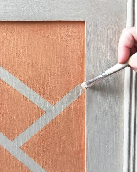 Ahşap büfenin restorasyonu, Provence tarzı masalar. Temizleme, sünger, boya kalıbı tekniğiyle boyama. Ev dekorasyonu, iç dekorasyon, mobilyalar. DIY adım adım ana sınıf, dikiş rehberi ayarlandı