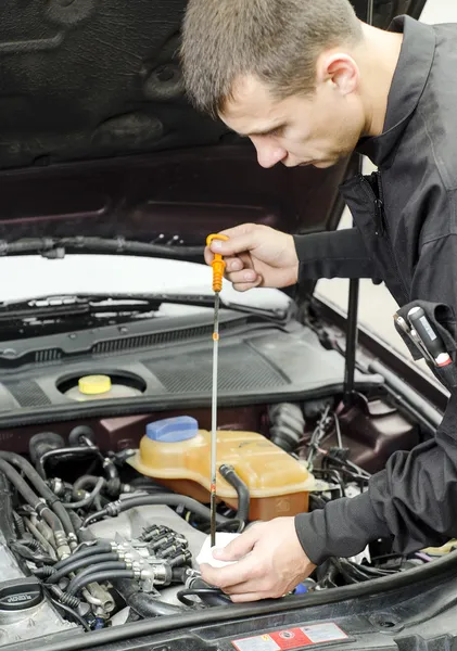 Vérification de l'huile à moteur — Stockfoto