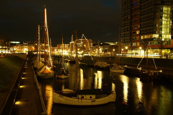 Kiel horizonte iluminado por la noche —  Fotos de Stock