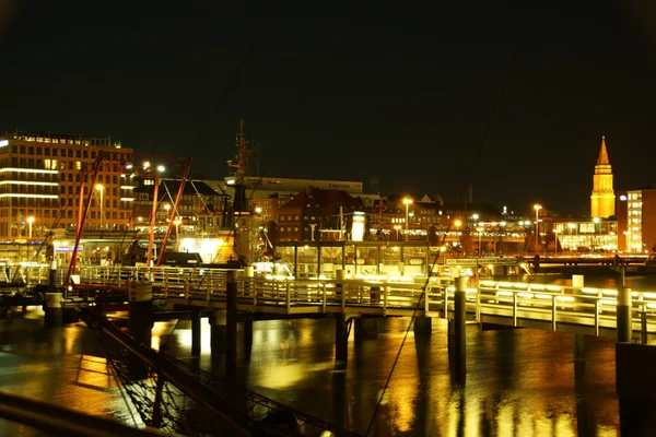 Kiel belysta skyline på natten — Stockfoto