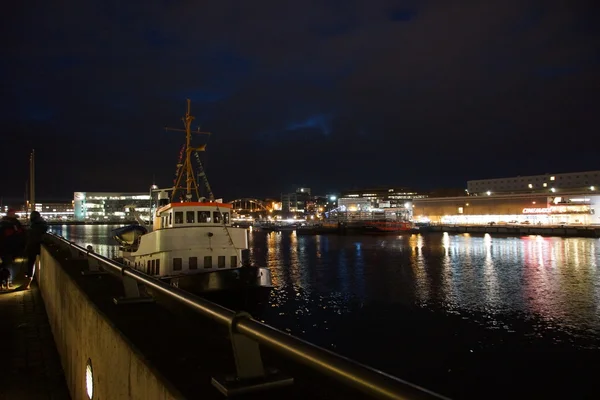 Kiel belysta skyline på natten — Stockfoto