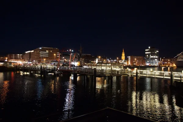 Kiel osvětlené Panorama v noci — Stock fotografie