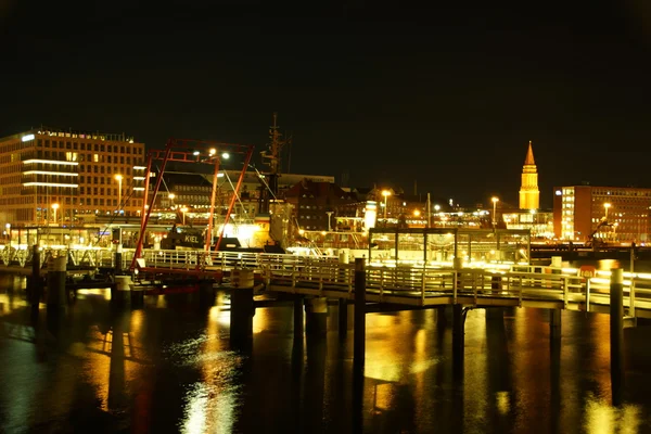 Kiel belysta skyline på natten — Stockfoto