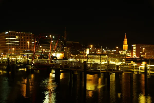 Kiel beleuchtete Skyline bei Nacht — Stockfoto