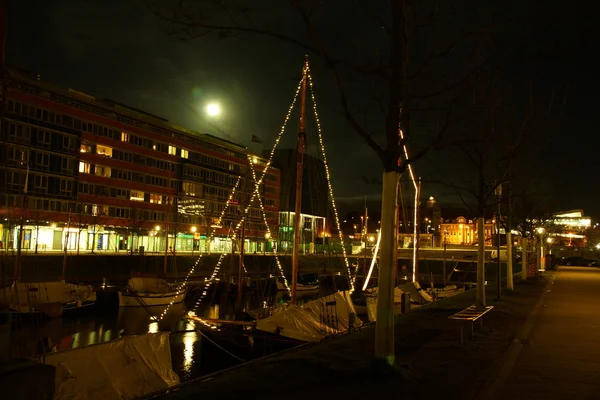 Kiel megvilágított skyline éjjel — Stock Fotó