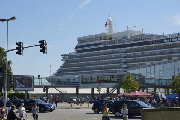 La nave da crociera Queen Elizabeth è in visita a Kiel 07 24 12 — Foto Stock