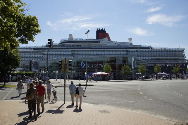 The cruise ship Queen Elizabeth is visiting Kiel at 07 24 12 — Stock Photo, Image