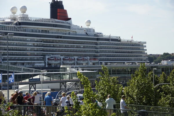 El crucero Queen Elizabeth está visitando Kiel en 07 24 12 — Foto de Stock