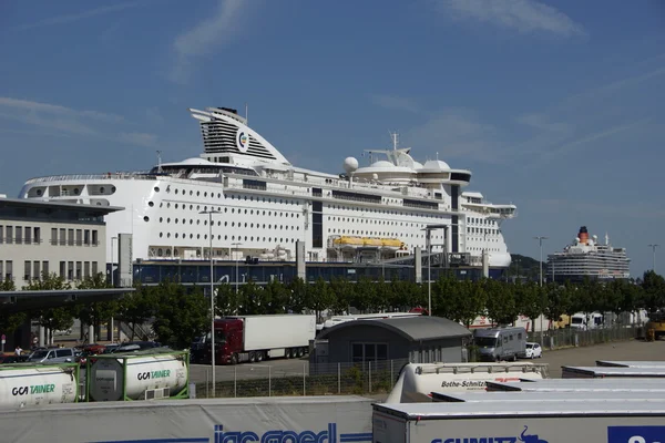 La nave da crociera Queen Elizabeth è in visita a Kiel 07 24 12 — Foto Stock