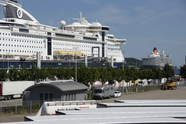 Le navire de croisière Queen Elizabeth est en visite à Kiel 07 24 12 — Photo