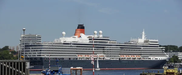 El crucero Queen Elizabeth está visitando Kiel en 07 24 12 — Foto de Stock
