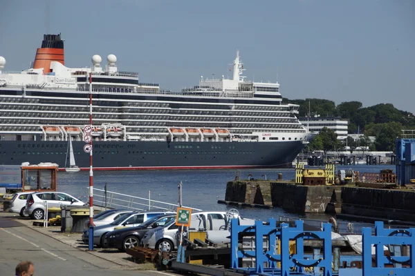 Le navire de croisière Queen Elizabeth est en visite à Kiel 07 24 12 — Photo