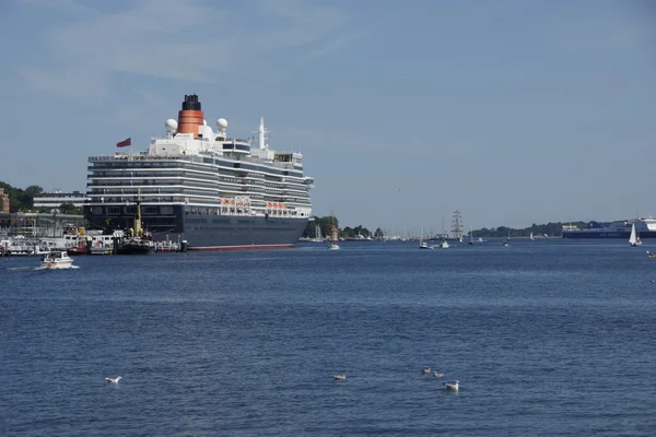 La nave da crociera Queen Elizabeth è in visita a Kiel 07 24 12 — Foto Stock