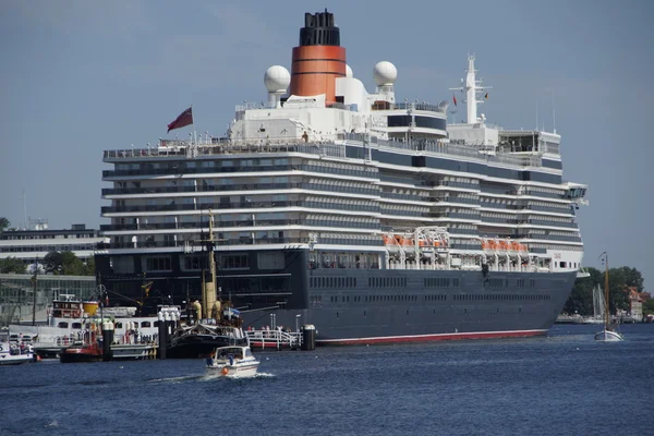 Круизный корабль "Королева Елизавета" прибудет в Киль в 07: 24-12 — стоковое фото