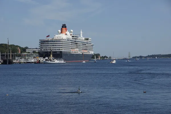 Cruiseskipet "Queen Elizabeth" besøker Kiel kl. 07.24. – stockfoto