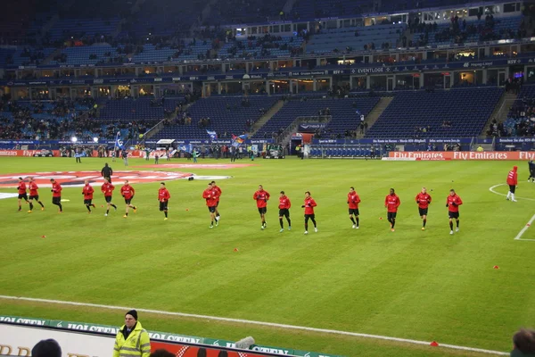 Spieler der Frankfurter Eintracht wärmen sich auf — Stockfoto