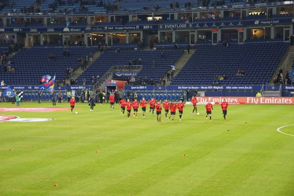 Spelare av frankfurt football club eintracht värmer upp — Stockfoto