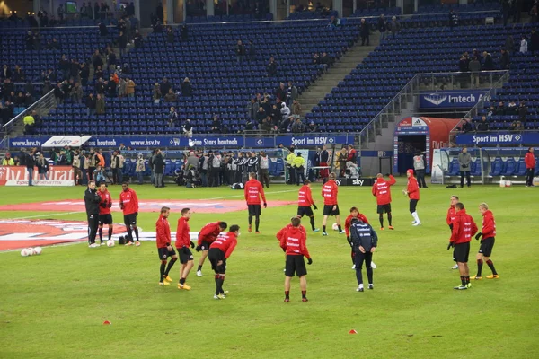 Spieler der Frankfurter Eintracht wärmen sich auf — Stockfoto