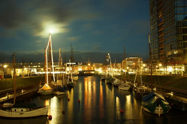 Kiel illuminé skyline à l'aube — Photo