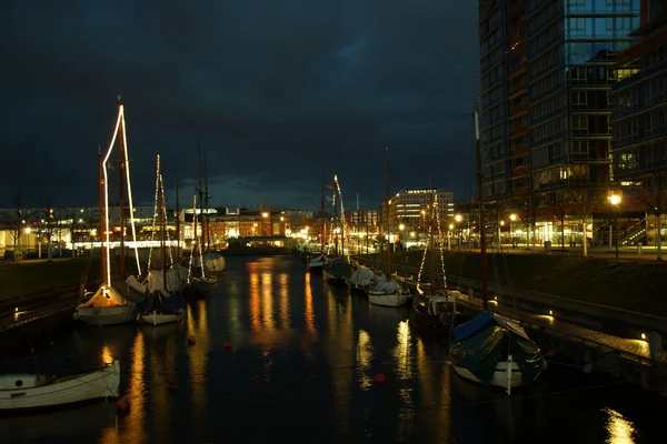 Kiel beleuchtete Skyline im Morgengrauen — Stockfoto