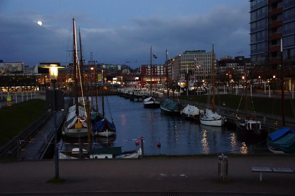 Kiel beleuchtete Skyline im Morgengrauen — Stockfoto