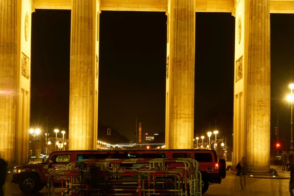 Brandenburger Tor mit Stretchwagen — Stockfoto