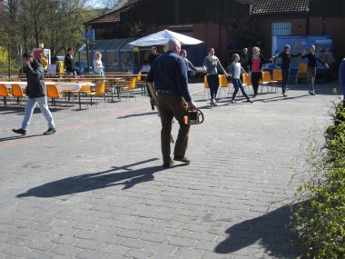 Elektrikli testere ile adam