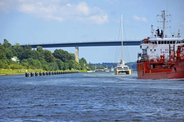 Un catamarán en el canal de Kiel — Foto de Stock