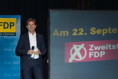 Dr. heiner garg, schleswig-Holstein eski sosyal işler Bakanı ve milletvekili Sayın Başbakan ve fdp Vikipedi'ye in k fdp seçim kampanyası toplantı sırasında devlet başkanı