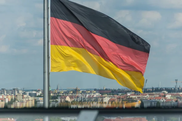 Una bandiera tedesca sventolata sul tetto del Reichstag a Berlino — Foto Stock