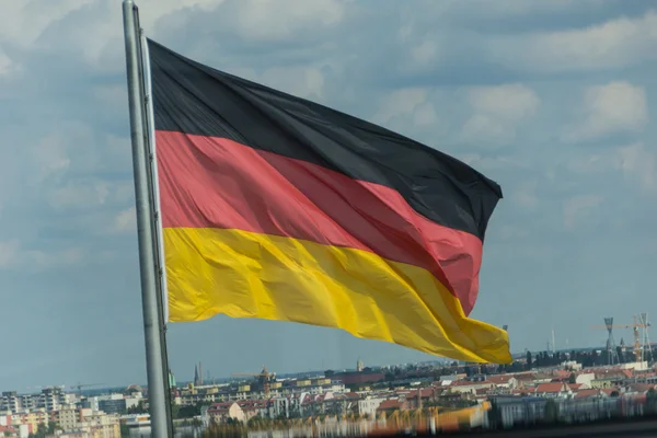 Una bandiera tedesca sventolata sul tetto del Reichstag a Berlino — Foto Stock