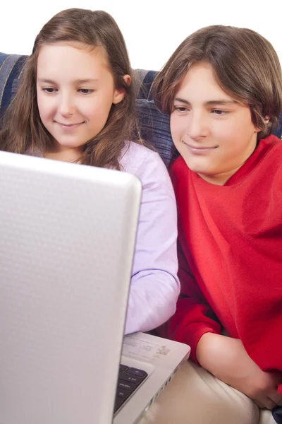 Hermano y hermana usando un ordenador portátil — Foto de Stock