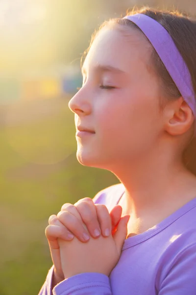 Girl praying — Stock Photo, Image