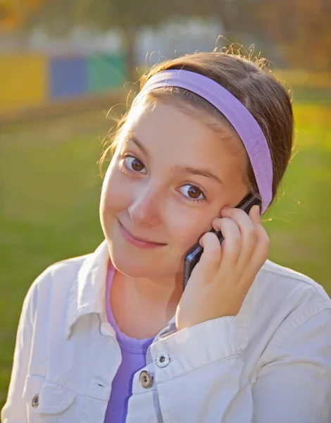 Девушка, говорящая по мобильному телефону — стоковое фото